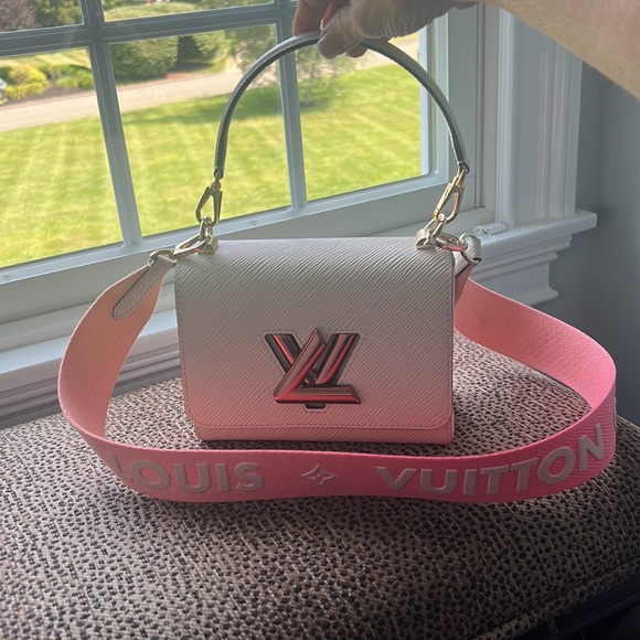 Louis Vuitton Twist PM gradient 2022 collection ๐ - Picture 17 of 17